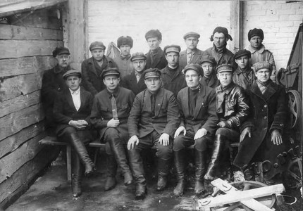 Подробнее о статье Работники Инжавинского райсельхозкомбината (Ед.хр. 3751)