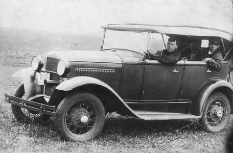 Подробнее о статье Инструктор Инжавинского РК ВЛКСМ Г.И.Крылов в колхозе «Труд» (Ед.хр. 3753)