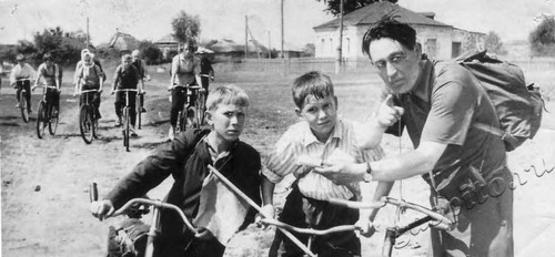 Подробнее о статье Велотуристы Инжавинской восьмилетней школы, третий слева учитель географии А.С.Гришин (Ед.хр. 3759)