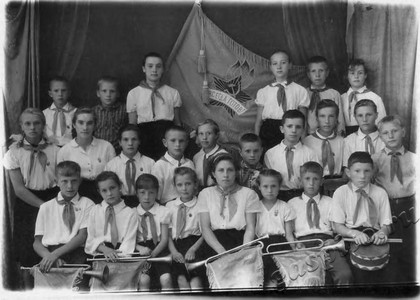 Подробнее о статье Лучший отряд Паревской средней школы, в центре старшая пионервожатая М.И.Лутовинова (Ед.хр. 3760)