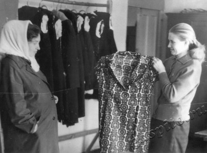 Подробнее о статье Работница Инжавинского комбината бытового обслуживания П.А.Малкина (вторая слева) (Ед.хр. 3765)