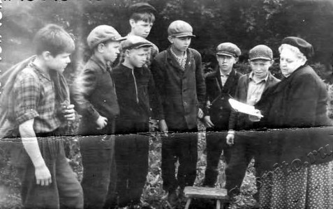 Подробнее о статье Учащиеся Инжавинской восьмилетней школы № 1 на экскурсии в имении Б.Н.Чичерина в с.Караул (Ед.хр. 3767)