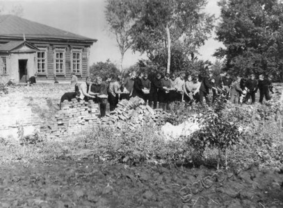 Подробнее о статье Учащиеся Инжавинской восьмилетней школы № 2 на воскреснике по строительству спортивного зала (Ед.хр. 3775)