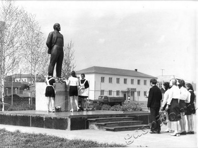 Подробнее о статье Возложение цветов к памятнику В.И.Ленина участниками районного слета выпускников средних школ (Ед.хр. 3780)