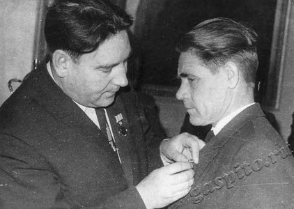 Подробнее о статье Первый секретарь ГК КПСС И.М.Селиверов вручает медаль «За доблестный труд» А.Г.Сухорукову (Ед.хр. 3813)