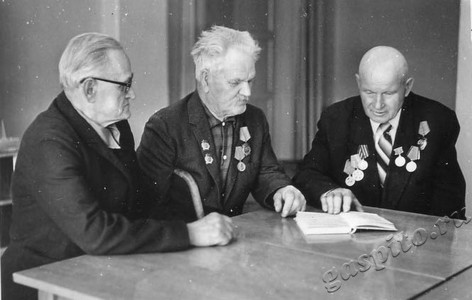 Подробнее о статье Первые коммунары с.Ленинское. Слева направо: П.Н.Фокин, Т.Я.Гаврилюк, Ф.Е.Мацук (Ед.хр. 3828)