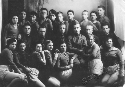 Подробнее о статье Слушатели первых общезаводских курсов организаторов физкультурной работы завода «Красный Боевик» (Ед.хр. 3941)