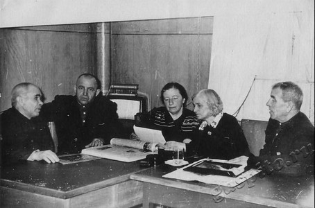 Подробнее о статье Старые большевики. Слева направо: Миреев, Н.А.Ярушкин, Б.М.Миневич, О.С.Пашковская, Рыбалко (Ед.хр. 3947)