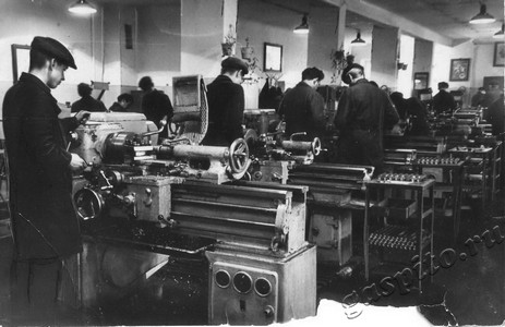 Подробнее о статье Комсомольцы ГПТУ № 10 на практических занятиях в мастерских (Ед.хр. 3949)