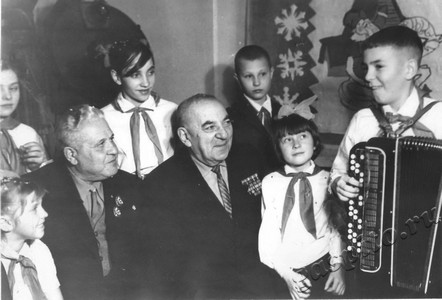 Подробнее о статье Ветераны кавбригады Г.И.Котовского с участниками областного слета туристов (Ед.хр. 3955)