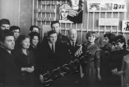 Подробнее о статье Капитан 3-го ранга в отставке, ветеран подшефного воинского соединения В.А.Калмыков (в центре) на открытии комнаты боевой славы (Ед.хр. 4013)