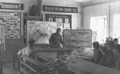 Подробнее о статье Допризывники на занятиях в учебном пункте совхоза им. Мичурина (Ед.хр. 4014)