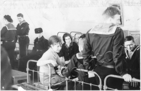 Подробнее о статье Студенты МГПИ в гостя у моряков-балтийцев (Ед.хр. 4024)