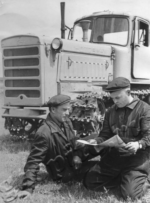 Подробнее о статье Передовые механизаторы колхоза «Путь Ленина» В.И.Никульшин (слева), В.М.Грязнов (Ед.хр. 4034)