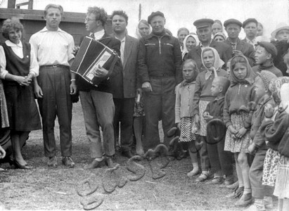 Подробнее о статье Выступление агитбригады колхоза «Восход» перед тружениками совхоза «Желановский» (Ед.хр. 4035)