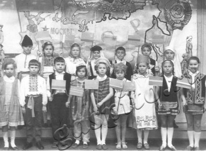 Подробнее о статье Участники октябрьского праздника в средней школе  № 1 (Ед.хр. 4042)