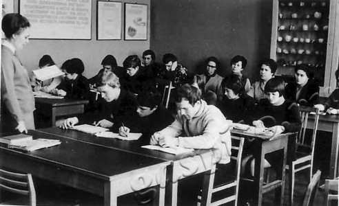 Подробнее о статье Студенты плодоовощного института им. И.В.Мичурина на семинарских занятиях (Ед.хр. 4046)