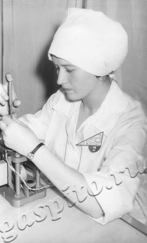 Подробнее о статье Слесарь-сборщик цеха № 19 завода «Прогресс» Валентина Красовская (Ед.хр. 4051)