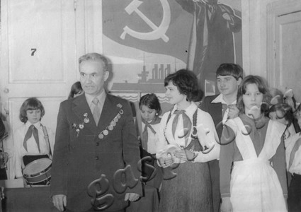 Подробнее о статье Встреча пионеров с ветераном войны, разведчиком П.С.Щекочихиным (Ед.хр. 4078)