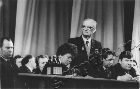 Подробнее о статье Встреча избирателей с кандидатом в депутаты Верховного Совета СССР Ю.Б.Харитоновым. Президиум встречи (Ед.хр. 4129)