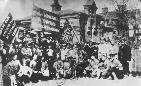 Подробнее о статье Участники первомайской демонстрации (Ед.хр. 4200)