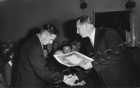 Подробнее о статье Секретарь Моршанского ГК КПСС Цукуров вручает почетную грамоту Рыбину (Ед.хр. 4261)