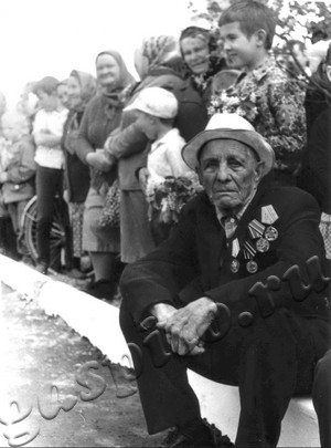 Подробнее о статье Празднование Дня Победы в колхозе «Буревестник», проходившее у обелиска павшим воинам (Ед.хр. 4317)