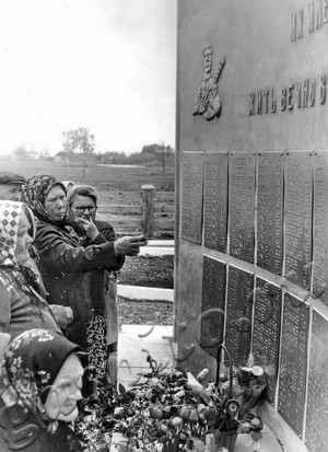 Подробнее о статье Празднование Дня Победы в колхозе «Буревестник», проходившее у обелиска павшим воинам (Ед.хр. 4318)