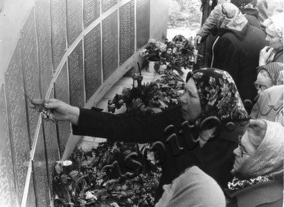 Подробнее о статье Празднование Дня Победы в колхозе «Буревестник», проходившее у обелиска павшим воинам (Ед.хр. 4319)