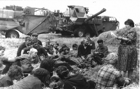 Подробнее о статье Инструктор Моршанского РК КПСС Л.И.Селезнева проводит политбеседу среди механизаторов совхоза «Ракшинский» (Ед.хр. 4339)