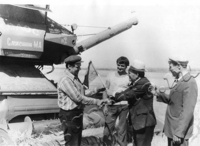 Подробнее о статье Секретарь парткома совхоза «Северный» П.М.Вязьмин вручает вымпел за ударную работу механизатору М.А.Солженикину (Ед.хр. 4340)