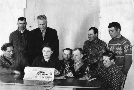 Подробнее о статье Рабочие мелкомбината изучают материалы XXIV съезда КПСС (Ед.хр. 4356)