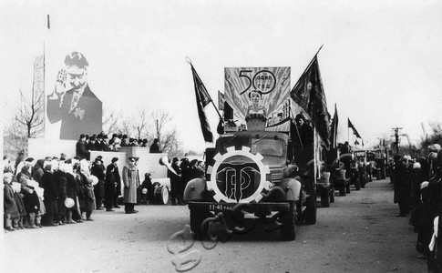 Подробнее о статье Демонстрация трудящихся Мучкапского  района в честь Международного Дня солидарности трудящихся 1 Мая (Ед.хр. 4365)