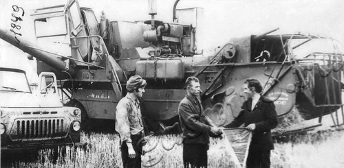 Подробнее о статье Секретарь парткома совхоза «Мучкапский» вручает переходящий красный вымпел комбайнеру В.И.Крытаеву (Ед.хр. 4367)