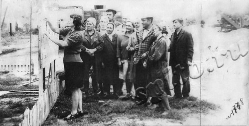 Подробнее о статье Агитатор А.М.Казанина оформляет щит показателей социалистического соревнования на центральном токе совхоза «Мучкапский» (Ед.хр. 4369)