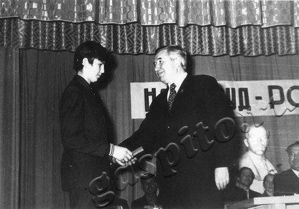 Подробнее о статье Заместитель председателя Тамбовского облисполкома В.Ф.Ромашов вручает медаль ученику средней школы (Ед.хр. 4370)