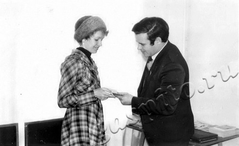 Подробнее о статье Второй секретарь Мучкапского РК КПСС Ю.Е.Голосницкий вручает партийный билет (Ед.хр. 4377)