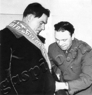 Подробнее о статье Секретарь парторганизации комбикормового завода А.Г.Кобзев вручает ленту победителя П.М.Попову (Ед.хр. 4382)