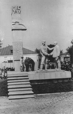 Подробнее о статье Памятник «Танковая колонна» (Ед.хр. 4436)