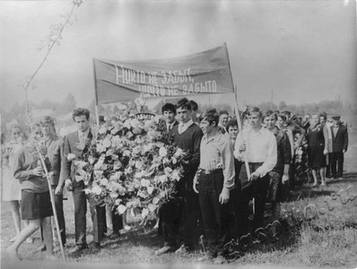 Подробнее о статье Возложение венков на братскую могилу (Ед.хр. 4437)