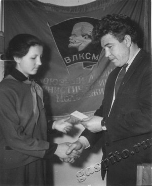 Подробнее о статье Секретарь Пичаевского РК ВЛКСМ С.С.Федоткин вручает комсомольский билет (Ед.хр. 4472)
