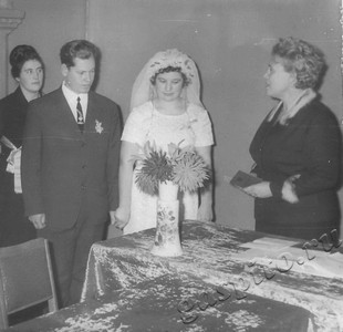 Подробнее о статье Секретарь Пичаевского райисполкома И.С.Костлева поздравляет молодожёнов Земсковых (Ед.хр. 4473)