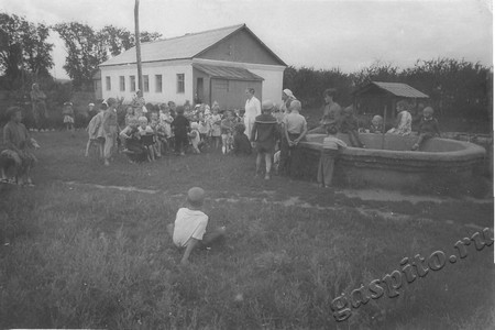 Подробнее о статье Воспитанники детского сада на прогулке (Ед.хр. 4476)