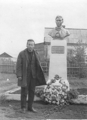 Подробнее о статье Работник Тамбовского обкома ВЛКСМ В.Сушков у памятника З.Космодемьянской (Ед.хр. 4481)