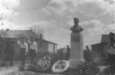 Подробнее о статье Почетный караул у памятника З.Космодемьянской (Ед.хр. 4488)