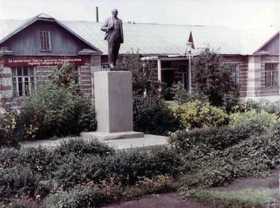 Подробнее о статье Здание райисполкома. Памятник В.И.Ленину (Ед.хр. 4571)