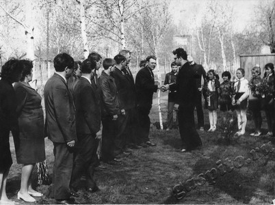 Подробнее о статье Секретарь РК КПСС О.В.Бабанин поздравляет животноводов колхоза «Рассвет» с выполнением плана заготовок (Ед.хр. 4573)