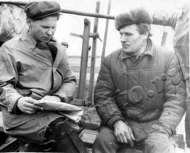 Подробнее о статье Агитатор партийной организации колхоза им.Мичурина проводит беседу с колхозником (Ед.хр. 4578)