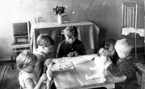 Подробнее о статье Воспитанники круглосуточного бесплатного детского сада колхоза им.Димитрова (Ед.хр. 4584)