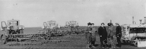 Подробнее о статье Директор совхоза «Меднинский» В.А.Татаринов с механизаторами (Ед.хр. 4586)